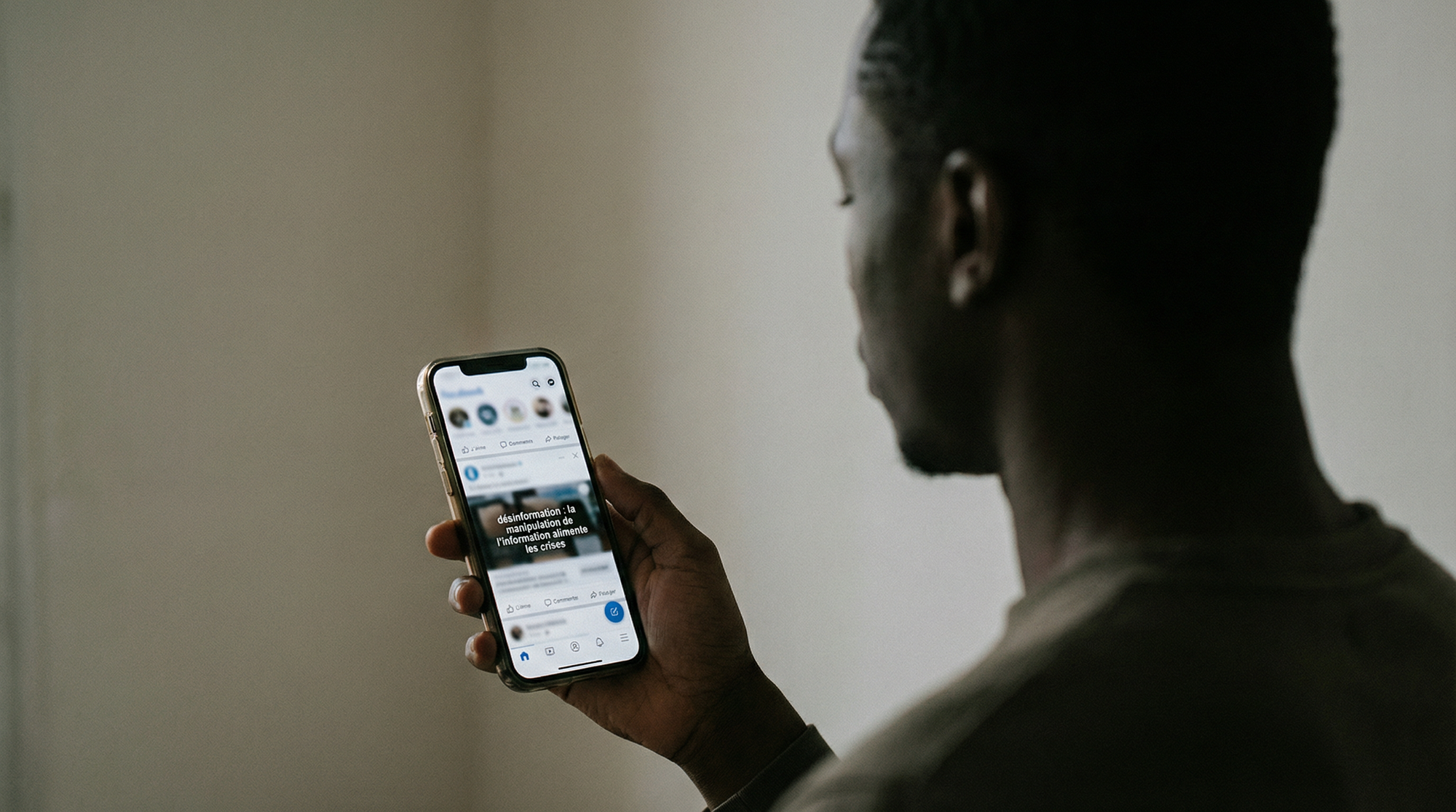 Désinformation : comment la manipulation de l’information alimente les crises et fragilise les sociétés